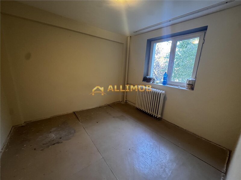 Trei camere de vanzare
