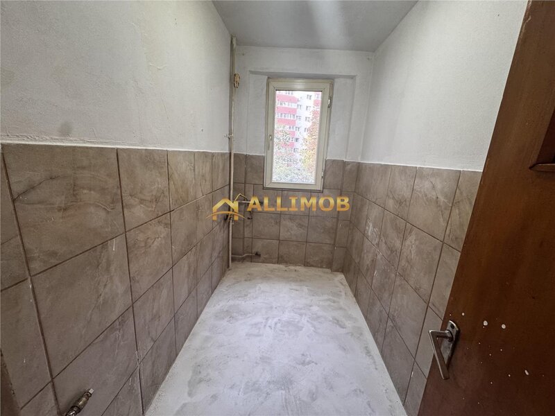 Trei camere de vanzare