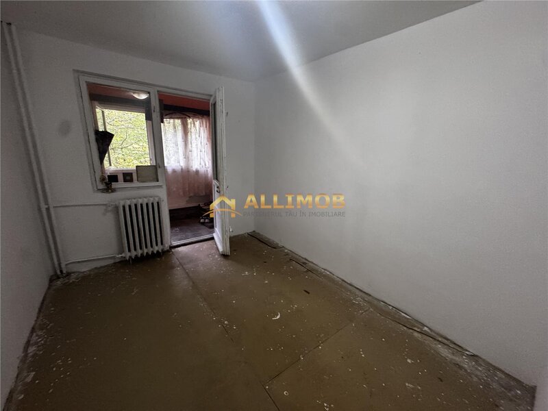 Trei camere de vanzare
