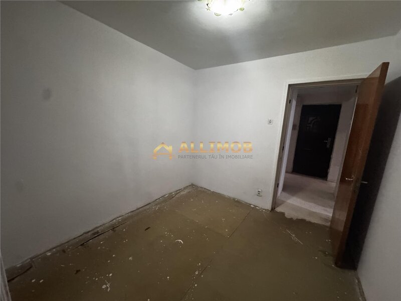 Trei camere de vanzare