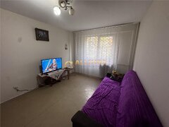 Trei camere de vanzare